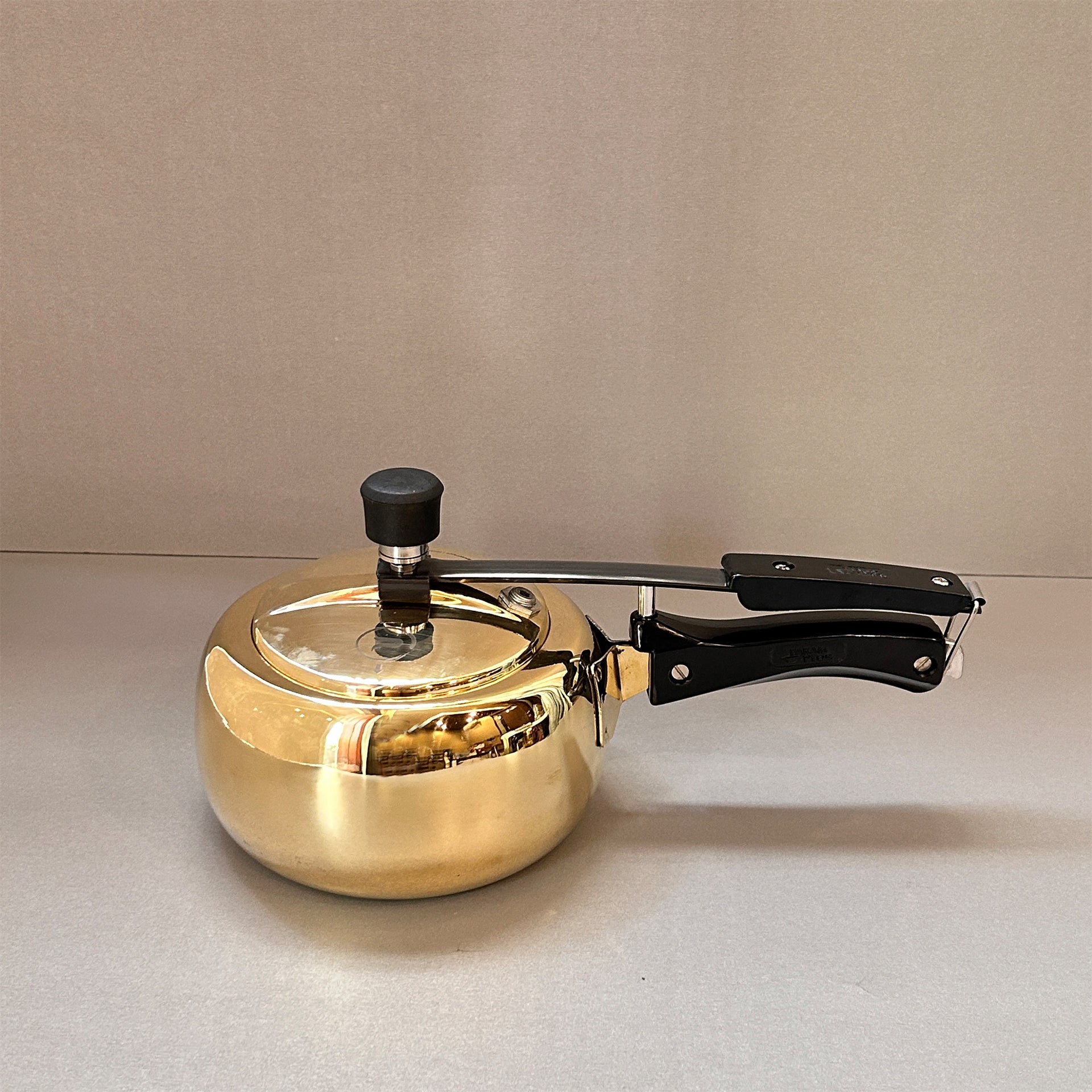Paramparagat Upyogita Chaitanya Anant Brass Pressure Cooker 2 Liters