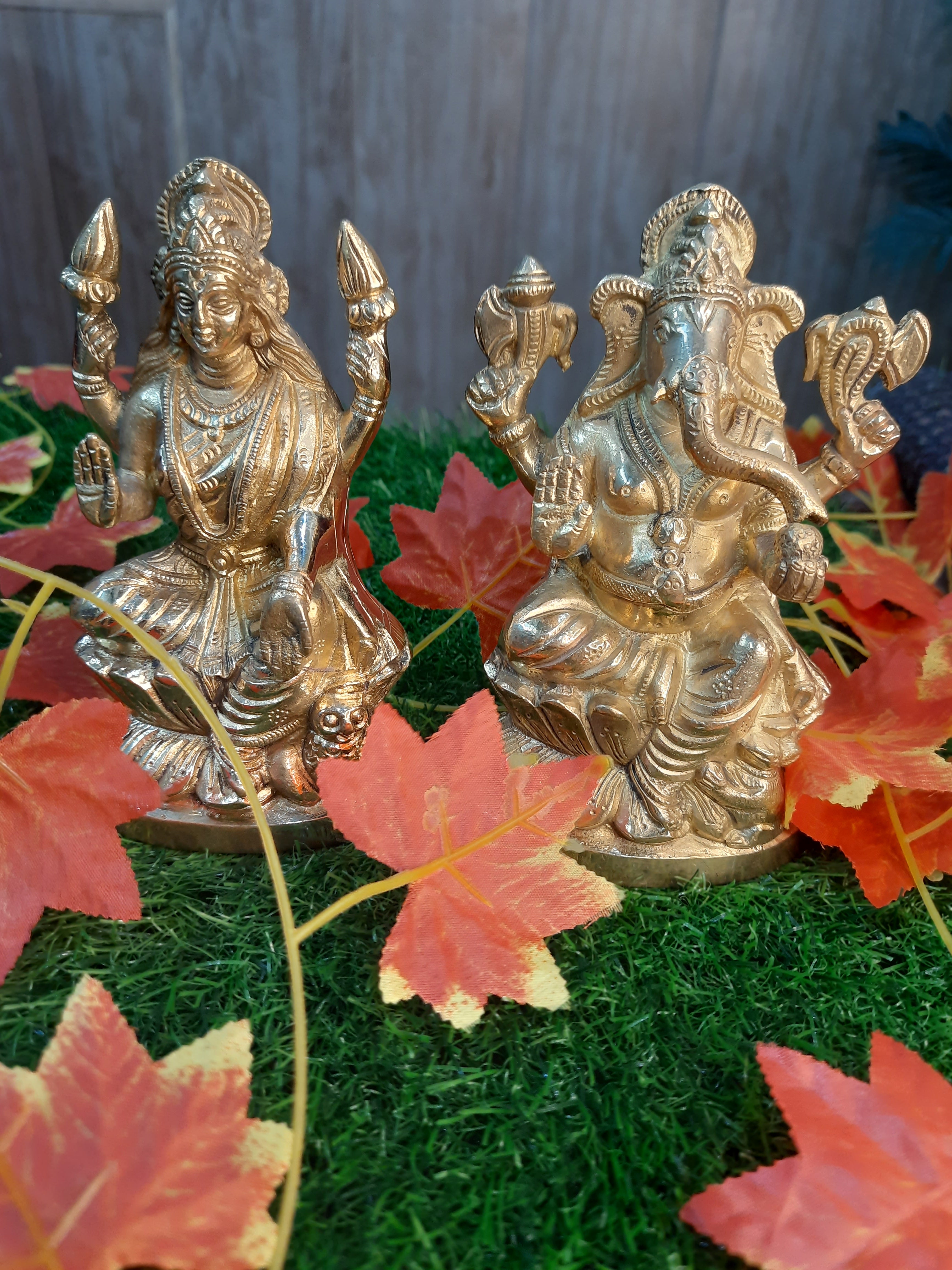 Sitting Lakshmi Ganesh Murti Peetal 