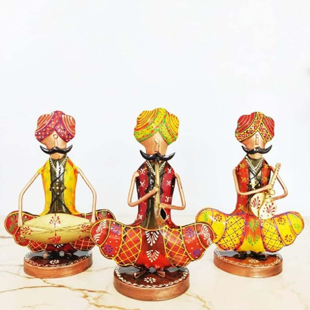 Muzicieni masculini rajasthani tribali așezați Muchhad din fier, obiecte decorative lucrate manual pentru casă | Articole cadou | Piese de expoziție | Set de 3 obiecte decorative pentru masă, înălțime: 23 cm, multicolor