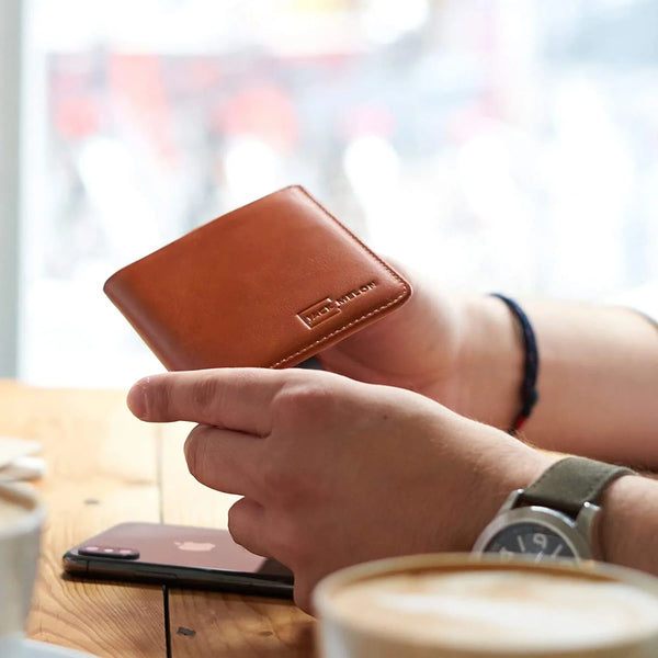 Portofel pentru barbati mic si subtire, orientare portret, cu protectie RFID