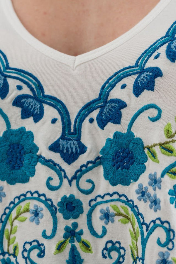 Bluză Alba Cu Broderie Turcoaz Mărime M-L