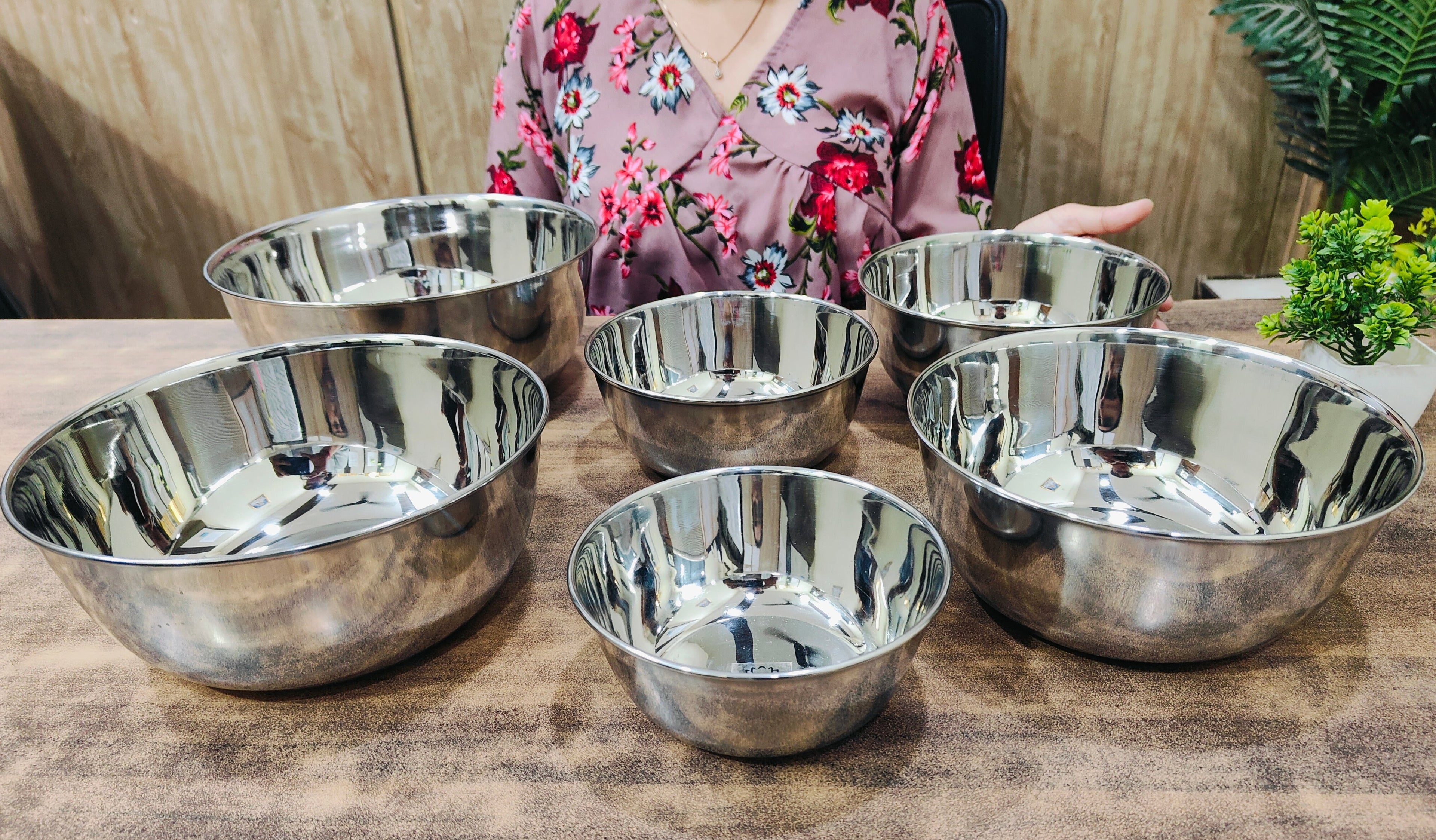 Showing different sizes of Stainless Steel Round Mixing & Serving Bowl