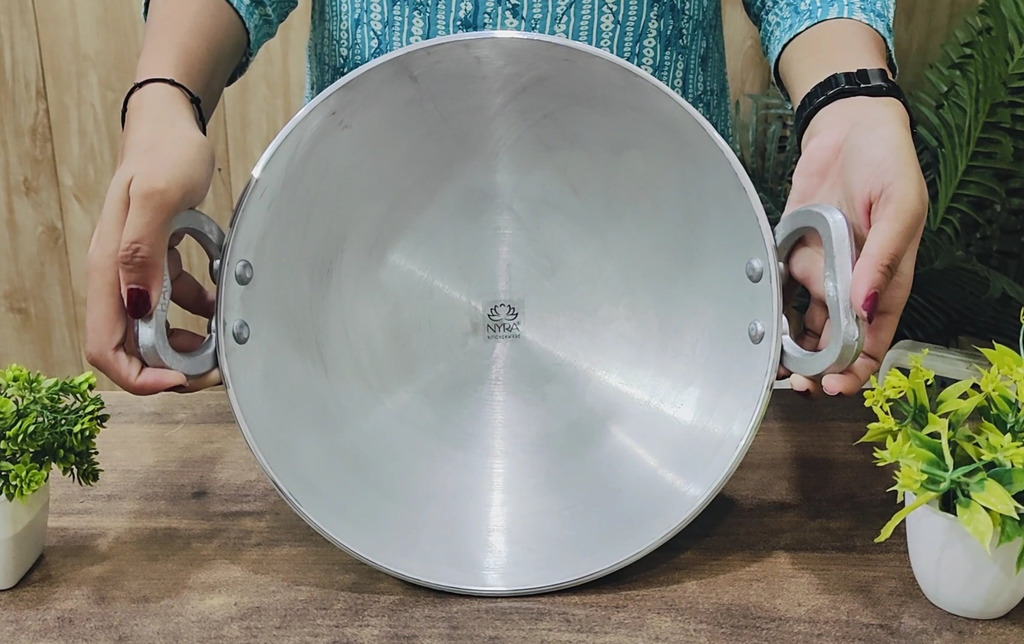 showing the Premium aluminium kadhai