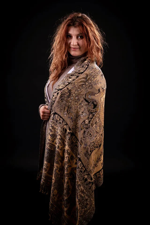 Esarfa de casmir bej-blumarin cu motive traditional indian floral si paisley