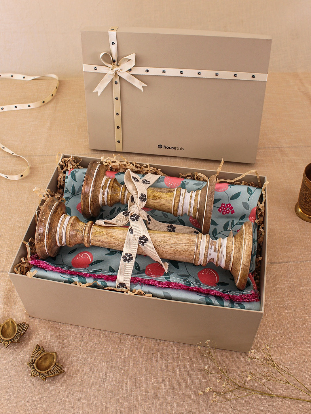 Deheri Candle Stand & Khubani Runner Gift Box (Camel Brown)