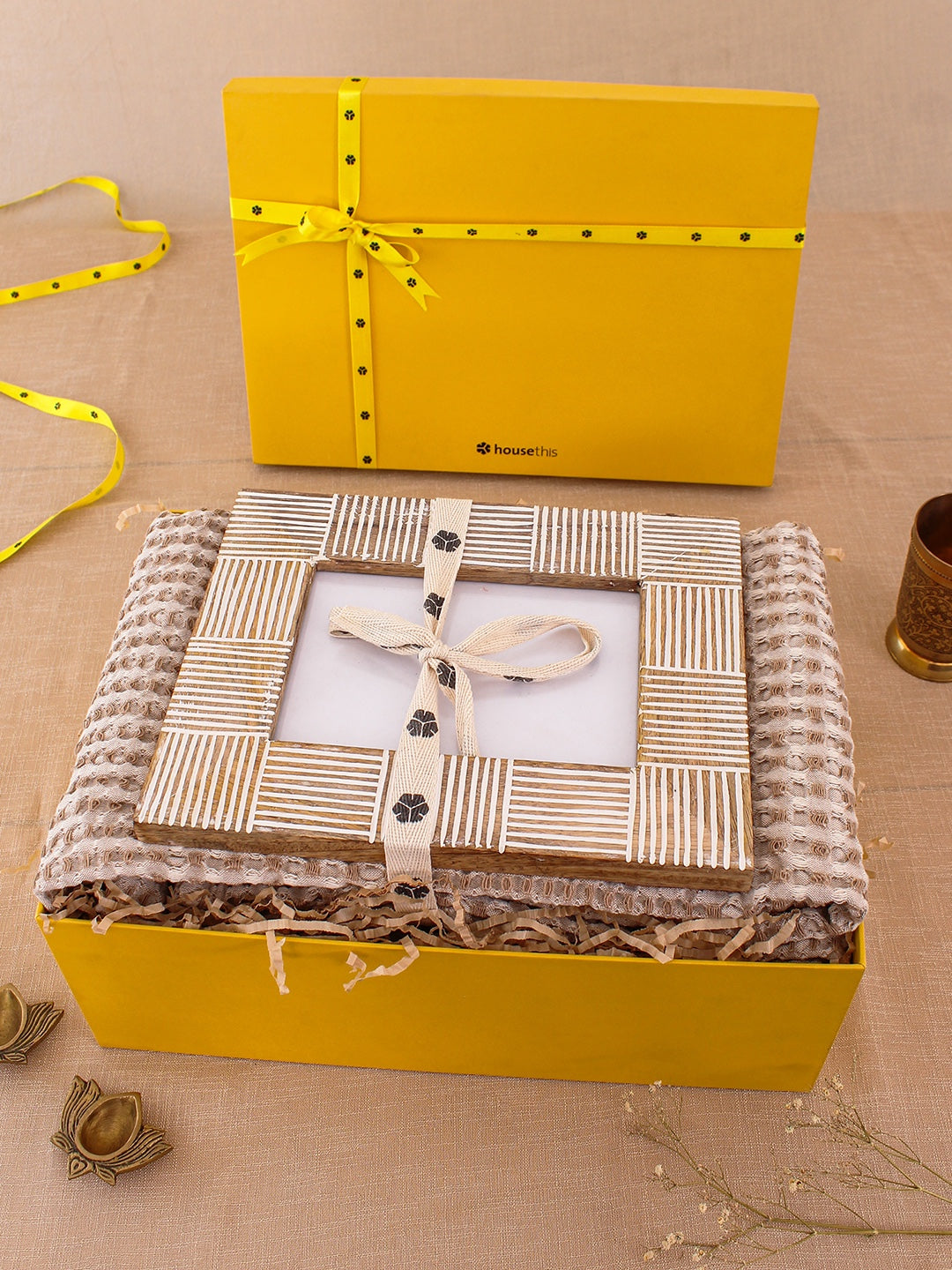 Kangto Photoframe & Karakoram Throw Gift Box (Multi)