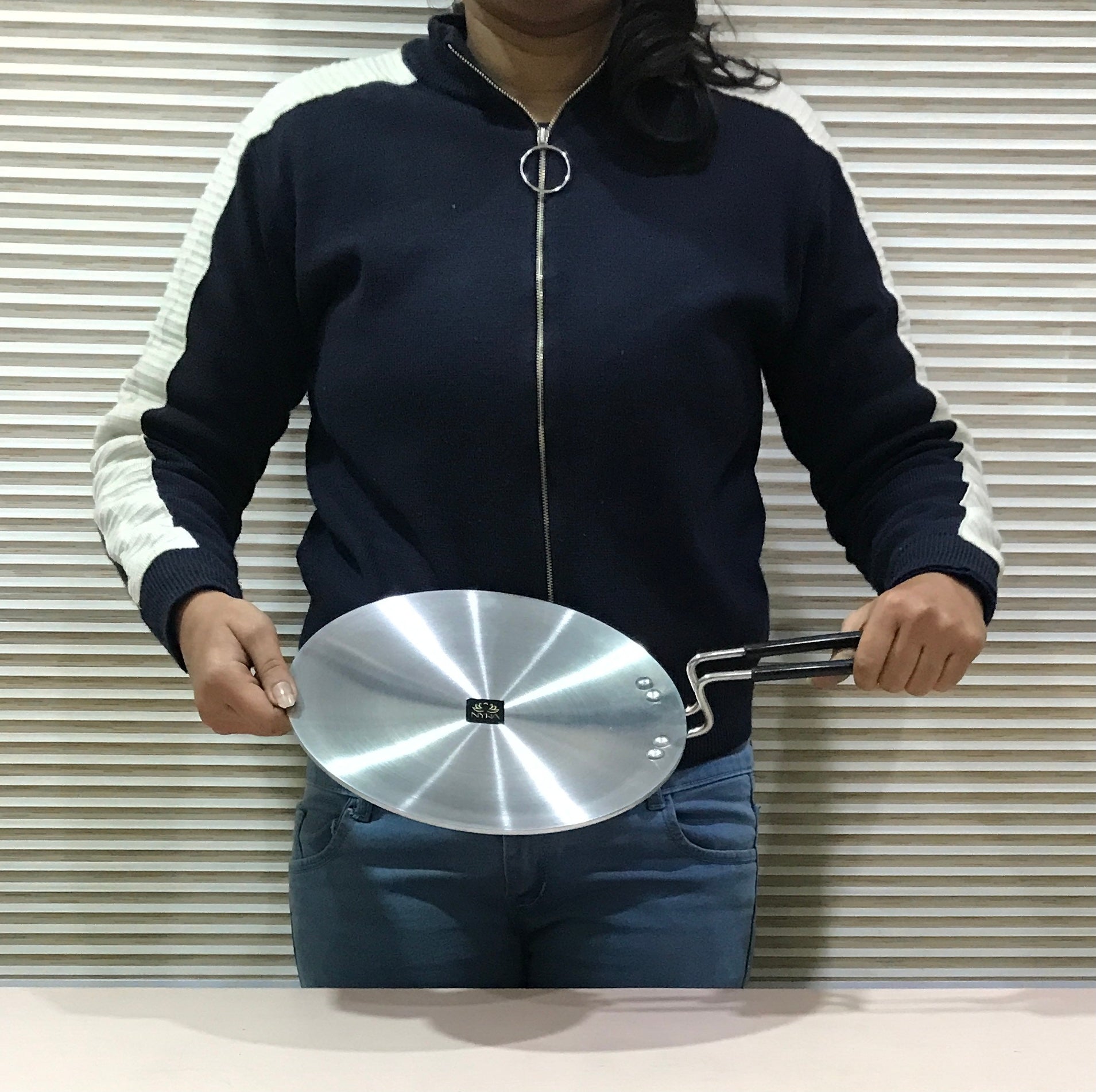 showing aluminium induction base tawa