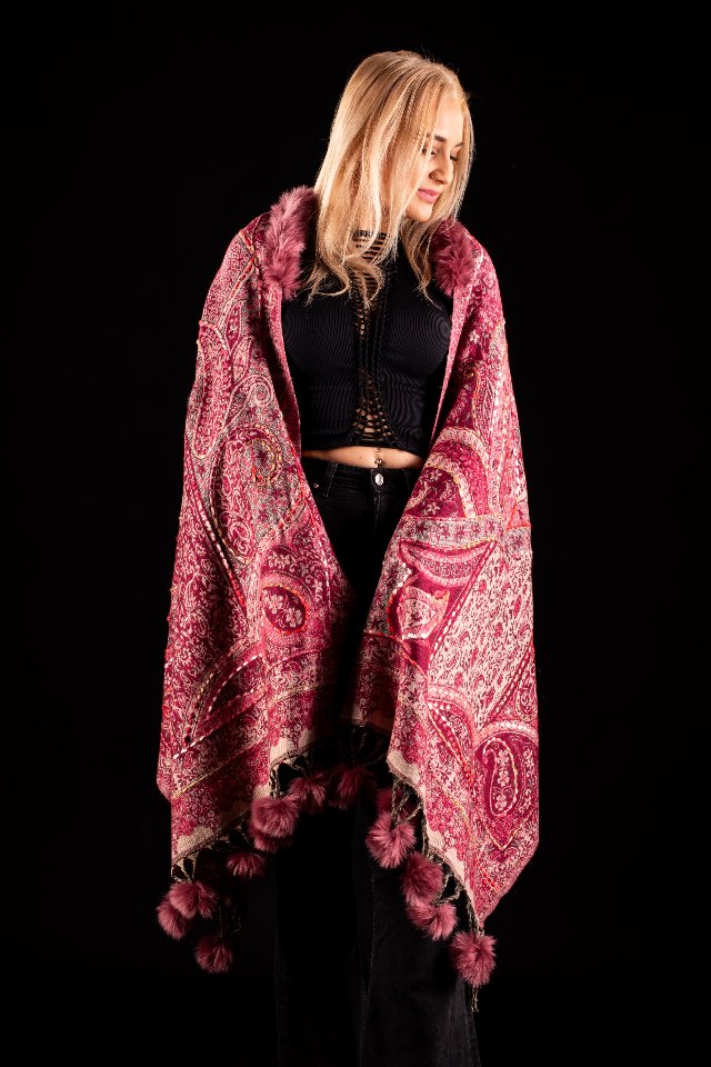 Sal rosu caramiziu cu broderie hand made si blanita roscata India