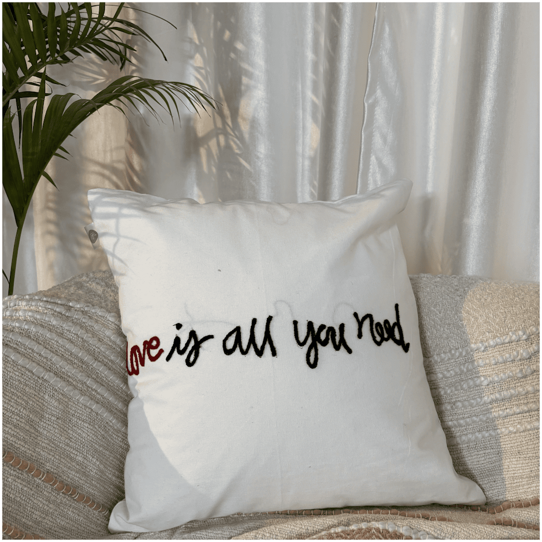 Față de pernă decorativă de Ziua Îndrăgostiților, tip tufted, model "All You Need"