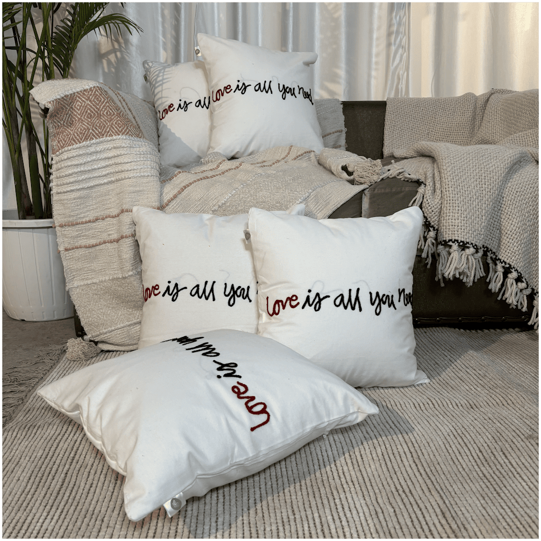 Față de pernă decorativă de Ziua Îndrăgostiților, tip tufted, model "All You Need"
