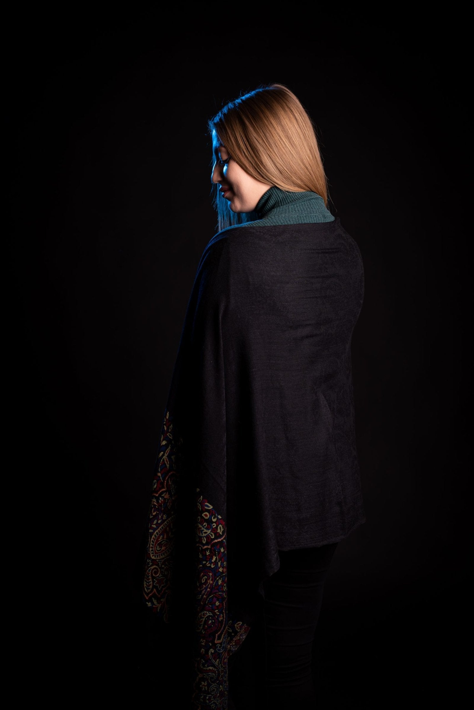 Esarfa-sal din lana pashmina negru cu broderie fina