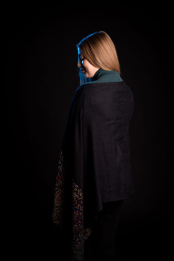 Esarfa-sal din lana pashmina negru cu broderie fina