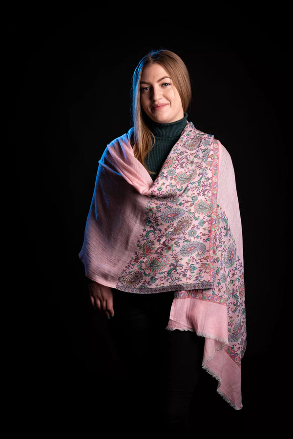 Esarfa-sal din lana pashmina roz cu broderie fina