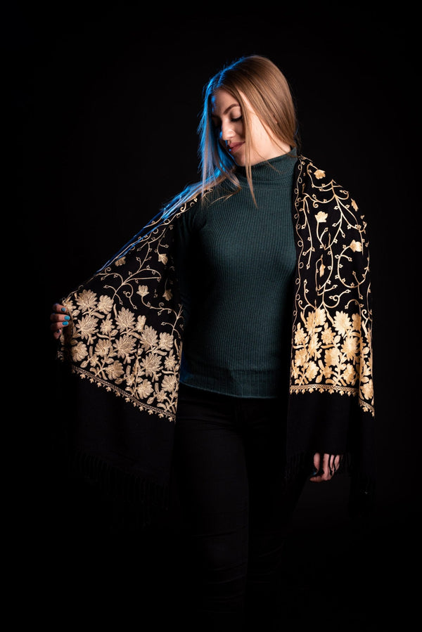 Sal de lana reversibil cu broderie galbena  India