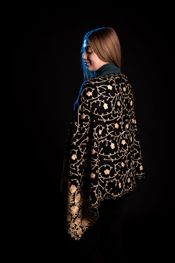 Sal de lana reversibil cu broderie galbena  India