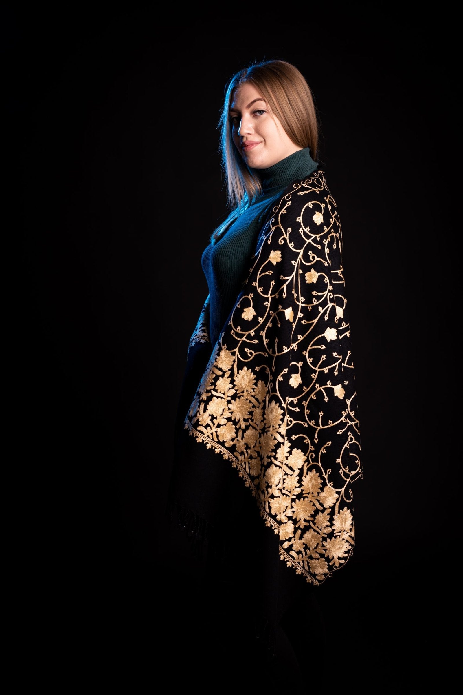 Sal de lana reversibil cu broderie galbena  India