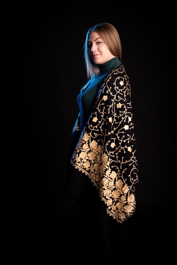 Sal de lana reversibil cu broderie galbena  India