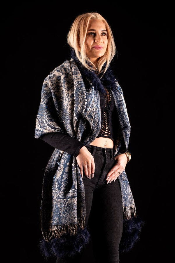 Sal gri deschis cu broderie hand made si blanita alba India