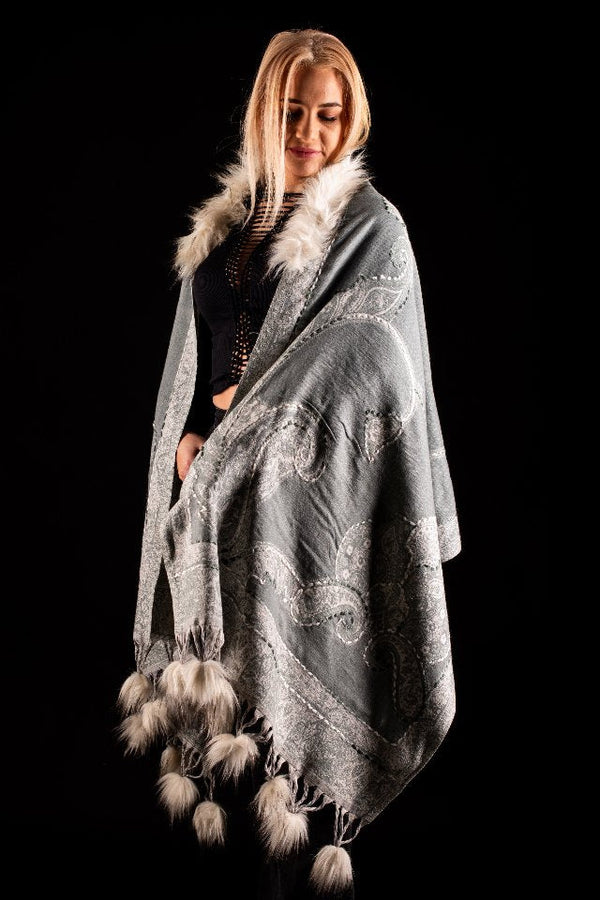 Sal gri deschis cu broderie hand made si blanita alba India