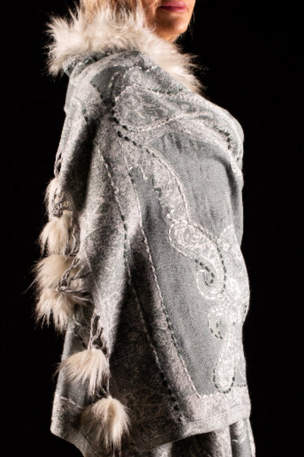 Sal gri deschis cu broderie hand made si blanita alba India