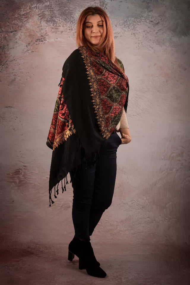 Sal negru din lana reversibila cu broderie hand made India