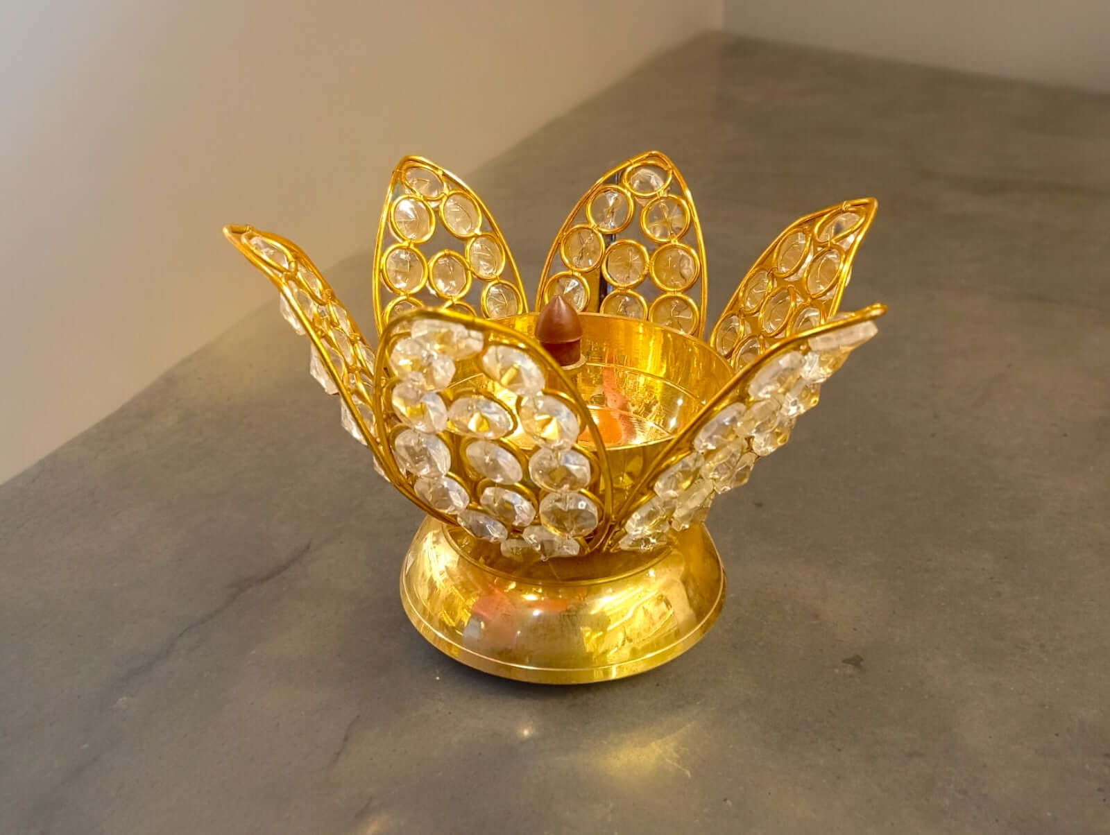 Mosadz Lotus Kamal Tvar Akhand Crystal Diya - 5 palcov