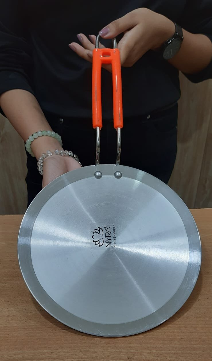 showing in hand aluminium tawa