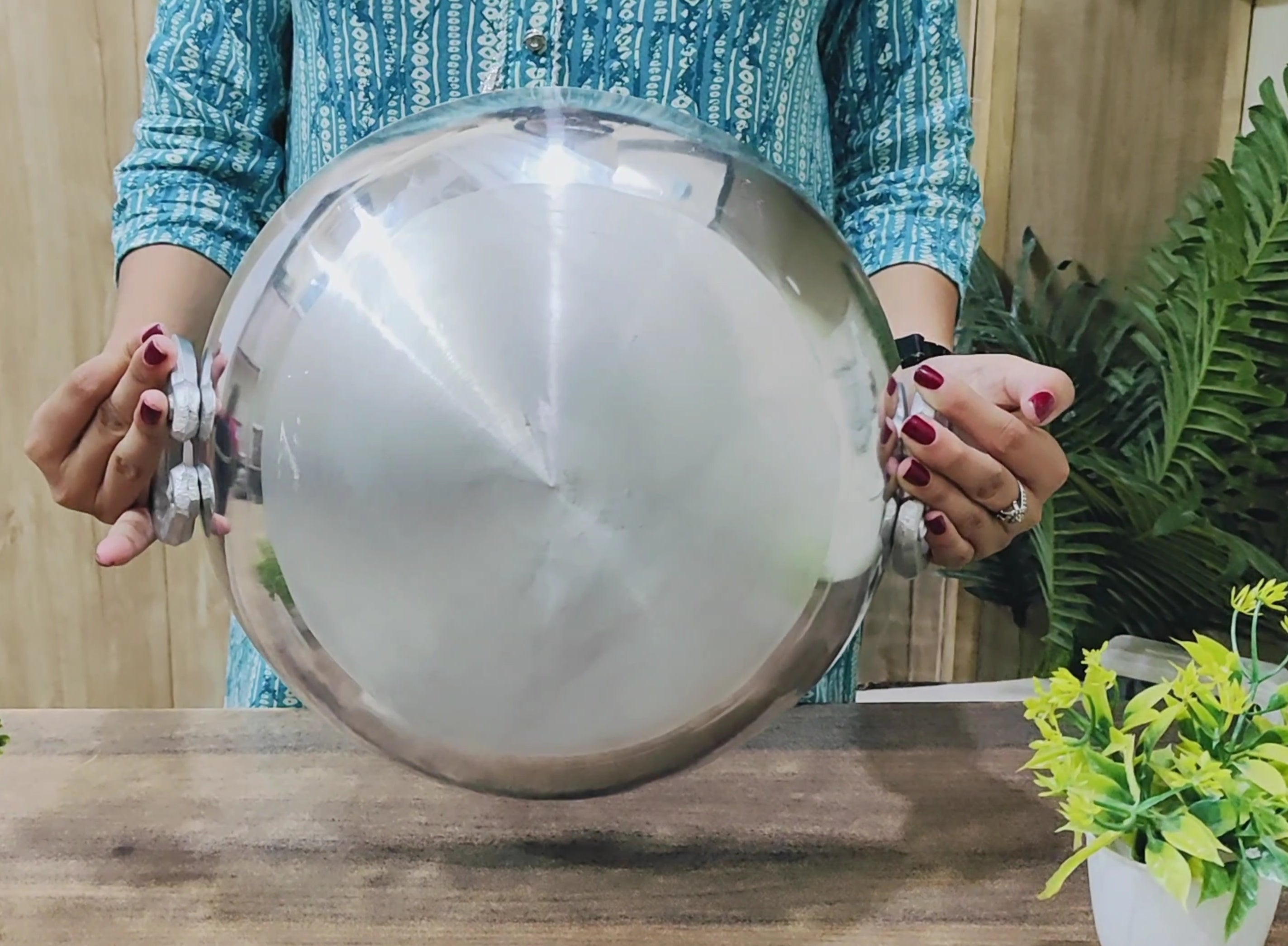 showing the base of aluminium kadhai