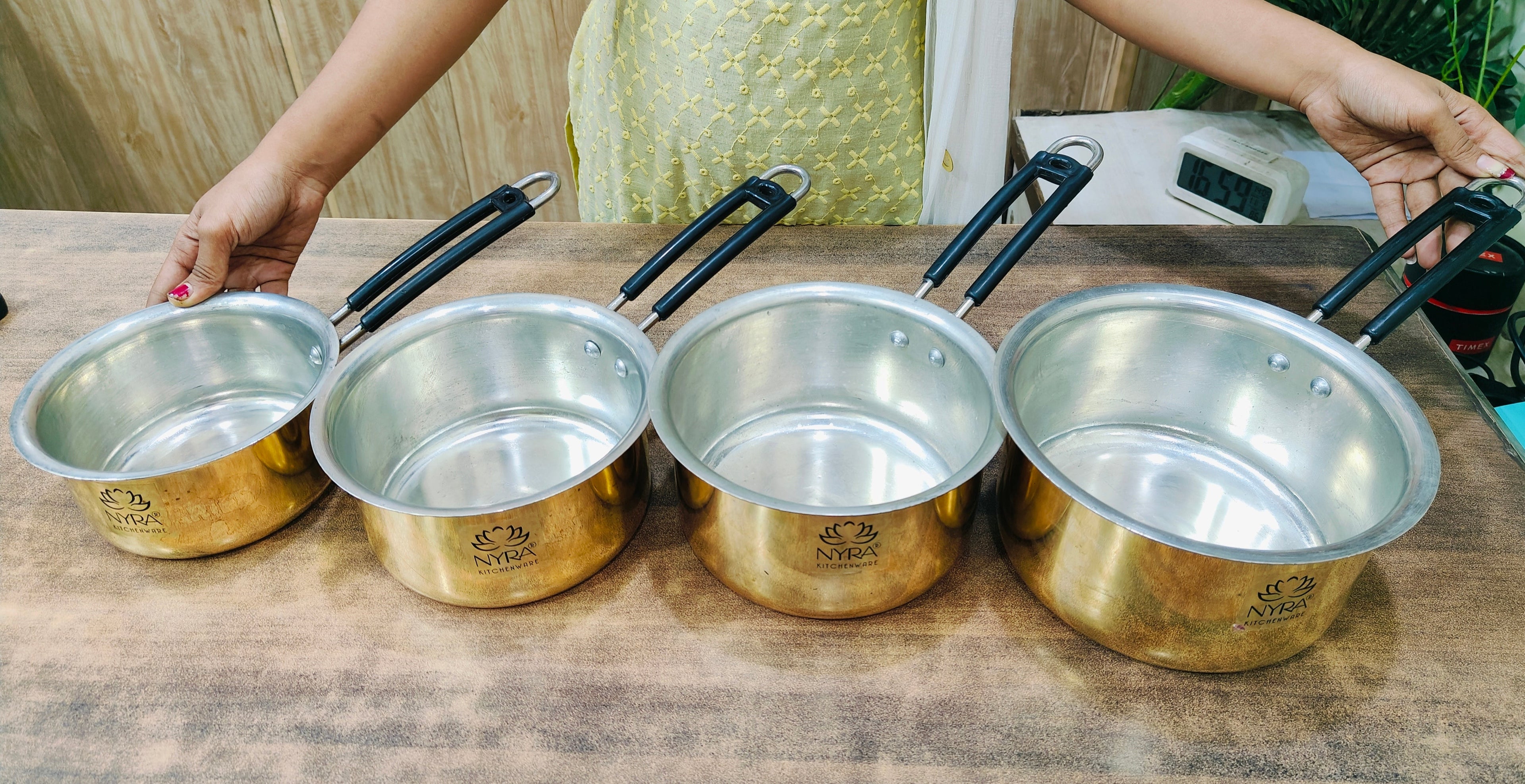 showing different sizes of kalai coated Sauce pan