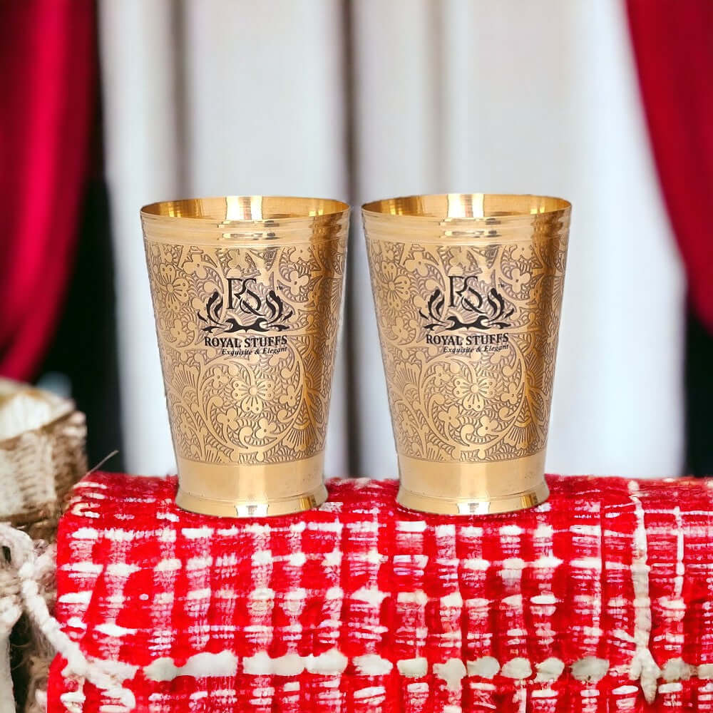 Sada 2 pohárov na pitie z čistej mosadze (300 ml každý) – reliéfny kráľovský dizajn